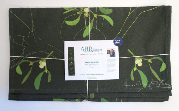 Mistletoe table runner label